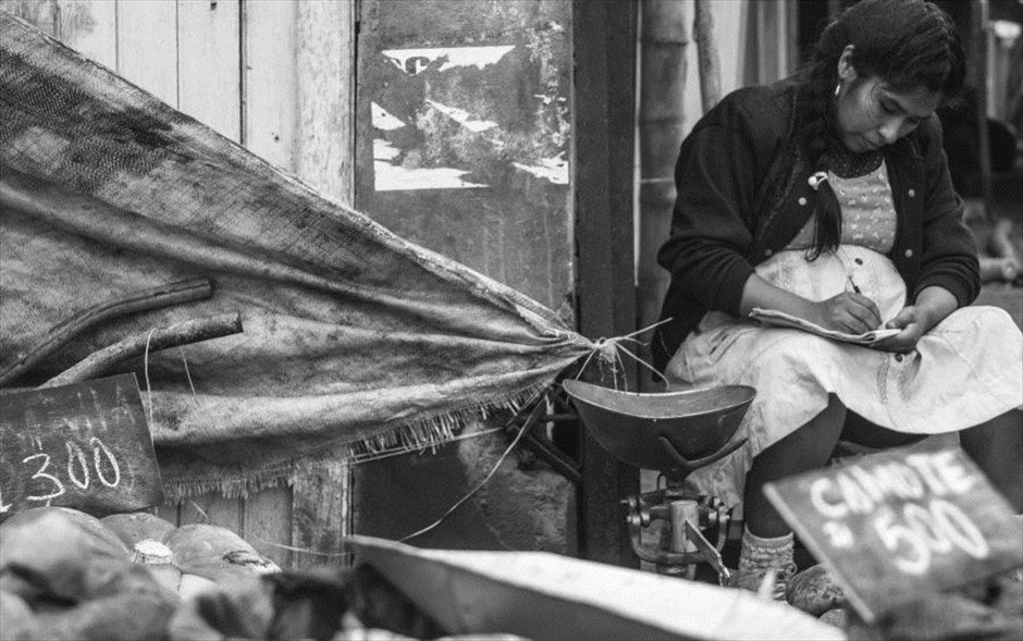 Τραγούδι Χωρίς Όνομα. Η Χεορχίνα, μια νεαρή κοπέλα από ένα μικρό χωριό των Άνδεων, φτάνει στη Λίμα προκειμένου να γεννήσει σε μια αυτοσχέδια κλινική. Μυστηριωδώς, όμως, το βρέφος εξαφανίζεται. Εν μέσω των πολιτικών αναταραχών της εποχής, ο Πέδρο, ένας τολμηρός δημοσιογράφος, θα γίνει ο μοναδικός της σύμμαχος στην απελπισμένη αναζήτηση να βρει το παιδί της.