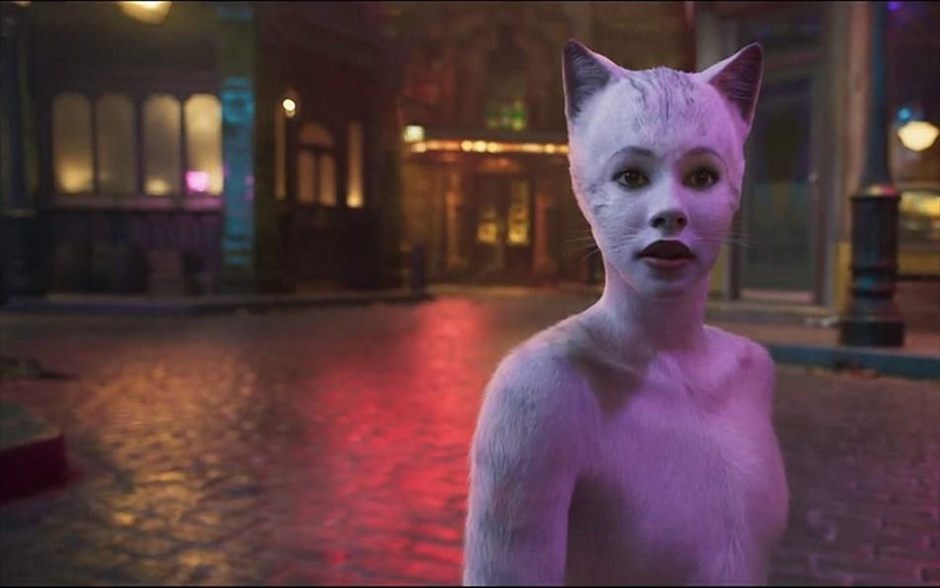 Cats. Ο βραβευμένος με Όσκαρ Τομ Χούπερ (Ο Λόγος του Βασιλιά, Οι Άθλιοι, Το Κορίτσι από τη Δανία) μεταμορφώνει το λατρεμένο, πολυβραβευμένο μιούζικαλ του Άντριου Λόιντ Γουέμπερ σε ένα κορυφαίο κινηματογραφικό γεγονός.