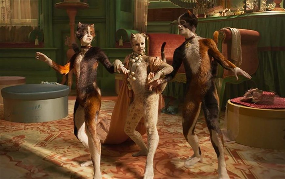 Cats. Ο βραβευμένος με Όσκαρ Τομ Χούπερ (Ο Λόγος του Βασιλιά, Οι Άθλιοι, Το Κορίτσι από τη Δανία) μεταμορφώνει το λατρεμένο, πολυβραβευμένο μιούζικαλ του Άντριου Λόιντ Γουέμπερ σε ένα κορυφαίο κινηματογραφικό γεγονός.