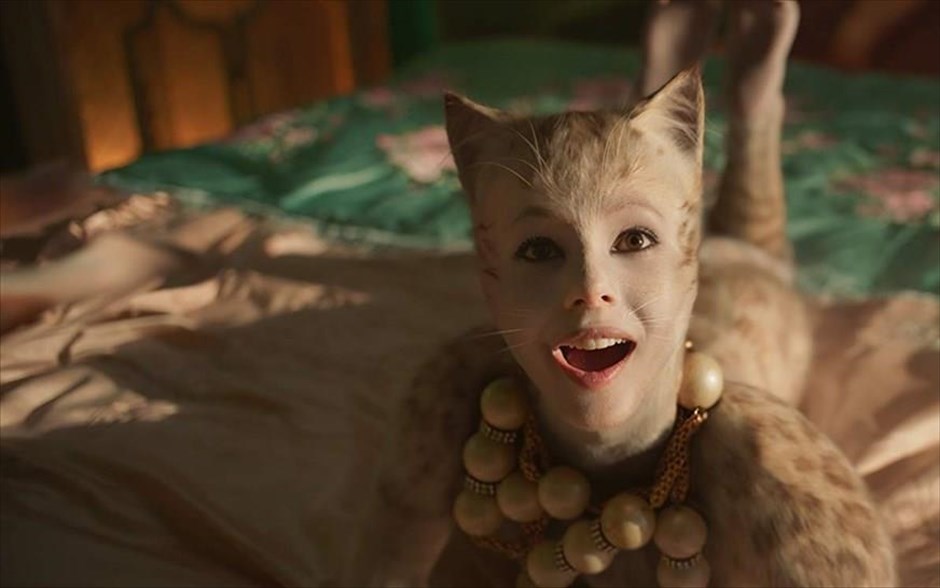 Cats. Ο βραβευμένος με Όσκαρ Τομ Χούπερ (Ο Λόγος του Βασιλιά, Οι Άθλιοι, Το Κορίτσι από τη Δανία) μεταμορφώνει το λατρεμένο, πολυβραβευμένο μιούζικαλ του Άντριου Λόιντ Γουέμπερ σε ένα κορυφαίο κινηματογραφικό γεγονός.