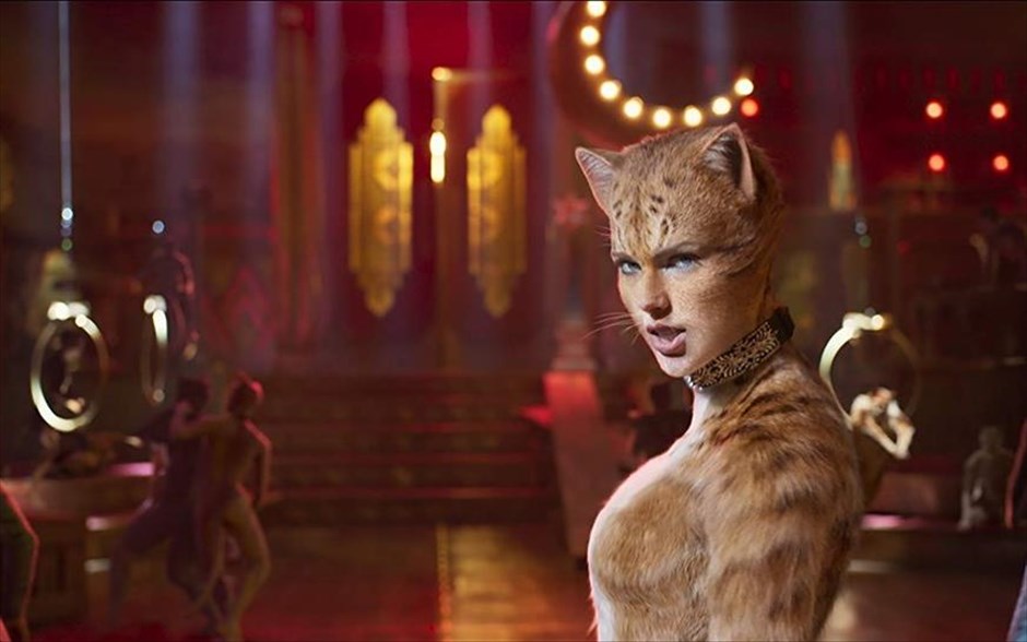 Cats. Ο βραβευμένος με Όσκαρ Τομ Χούπερ (Ο Λόγος του Βασιλιά, Οι Άθλιοι, Το Κορίτσι από τη Δανία) μεταμορφώνει το λατρεμένο, πολυβραβευμένο μιούζικαλ του Άντριου Λόιντ Γουέμπερ σε ένα κορυφαίο κινηματογραφικό γεγονός.