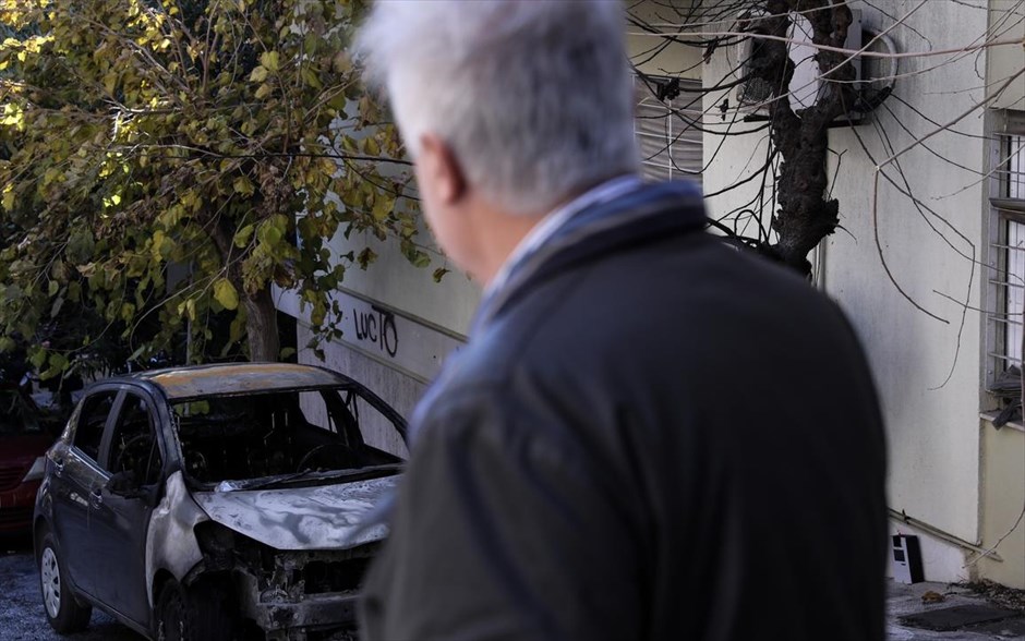 Εμπρησμοί στο Κολωνάκι. τόχος εμπρηστικών επιθέσεων έγιναν οχήματα για μία ακόμη νύχτα, αυτή τη φορά στο Κολωνάκι. Σύμφωνα με την Αστυνομία και την Πυροσβεστική, στις 3.40 άγνωστοι δράστες πυρπόλησαν τέσσερα οχήματα στην οδό Καραχρήστου, τρία εκ των οποίων καταστράφηκαν ολοσχερώς και ένα υπέστη σοβαρές ζημιές. Στο σημείο έσπευσαν και επιχείρησαν εννέα πυροσβέστες με τρία οχήματα.