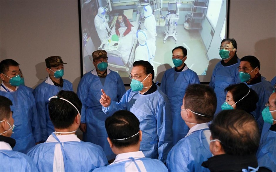 Κοροναϊός-Κίνα- Βουχάν- Λι Κετσιάνγκ. Ο Κινέζος πρωθυπουργός Λι Κετσιάνγκ επισκέπτεται νοσοκομείο στη Βουχάν με ασθενείς που έχουν προσβληθεί από τον νέο κοροναϊό. 