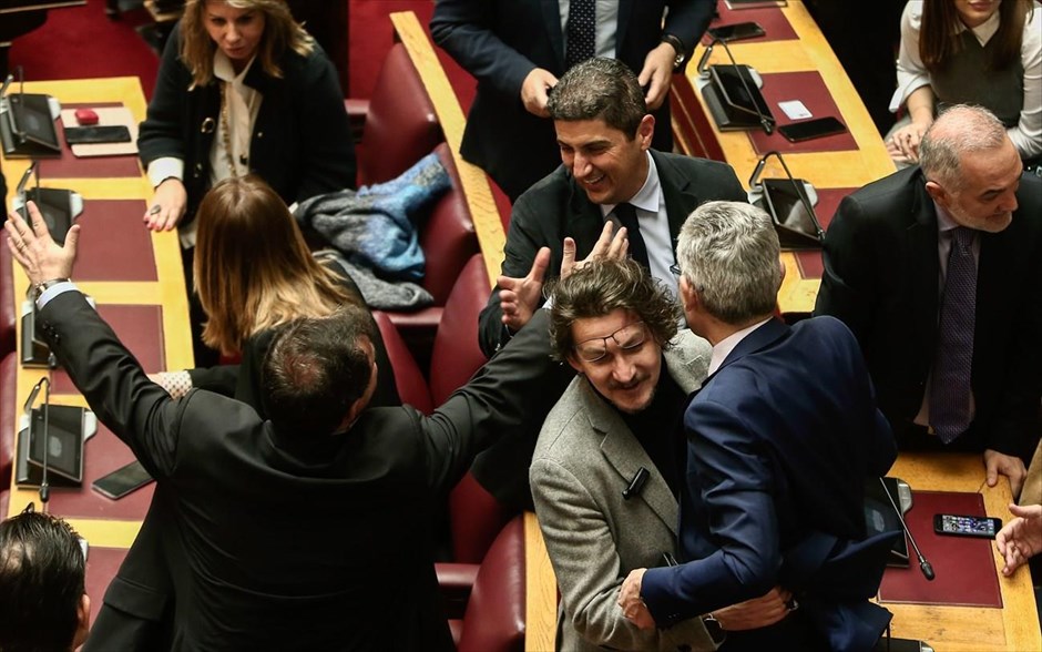 Με 156 «ναι» πέρασε η τροπολογία για την πολυιδιοκτησία στο ποδόσφαιρο. Στιγμιότυπο από την ψηφοφορία στη Βουλή της&nbsp;τροπολογίας για την πολυιδιοκτησία στο ποδόσφαιρο.&nbsp;ΠΑΟΚ και Ξάνθη διέφυγαν τον κίνδυνο του υποβιβασμοιύ για την παράβαση της διάταξης περί πολυϊδιοκτησίας, καθώς το νομοσχέδιο με τη σχετική τροπολογία για αλλαγή της ποινής, που έφερε σήμερα στη Βουλή με τη διαδικασία του κατεπείγοντος η κυβέρνηση, πέρασε με 156 «ναι» και 90 «όχι».