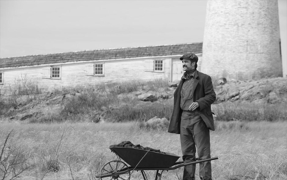  «Ο Φάρος». Το ασπρόμαυρο θρίλερ υπαρξιακού τρόμου, που απέσπασε το βραβείο της Fipresci στο Φεστιβάλ Καννών, μας μεταφέρει στη Νέα Αγγλία των Ηνωμένων Πολιτειών, γύρω στο 1890, σε ένα μυστηριώδες νησί, όπου δύο φρουροί ενός απομονωμένου φάρου έχουν χρέος να μείνουν στο πόστο τους για απροσδιόριστο χρονικό διάστημα.