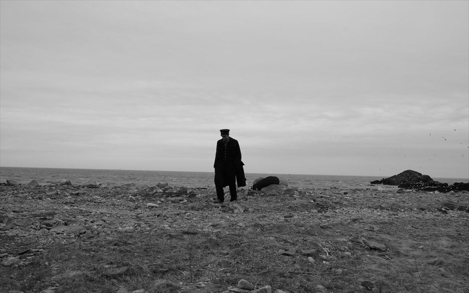  «Ο Φάρος». Το ασπρόμαυρο θρίλερ υπαρξιακού τρόμου, που απέσπασε το βραβείο της Fipresci στο Φεστιβάλ Καννών, μας μεταφέρει στη Νέα Αγγλία των Ηνωμένων Πολιτειών, γύρω στο 1890, σε ένα μυστηριώδες νησί, όπου δύο φρουροί ενός απομονωμένου φάρου έχουν χρέος να μείνουν στο πόστο τους για απροσδιόριστο χρονικό διάστημα.