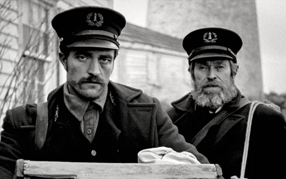  «Ο Φάρος». Το ασπρόμαυρο θρίλερ υπαρξιακού τρόμου, που απέσπασε το βραβείο της Fipresci στο Φεστιβάλ Καννών, μας μεταφέρει στη Νέα Αγγλία των Ηνωμένων Πολιτειών, γύρω στο 1890, σε ένα μυστηριώδες νησί, όπου δύο φρουροί ενός απομονωμένου φάρου έχουν χρέος να μείνουν στο πόστο τους για απροσδιόριστο χρονικό διάστημα.