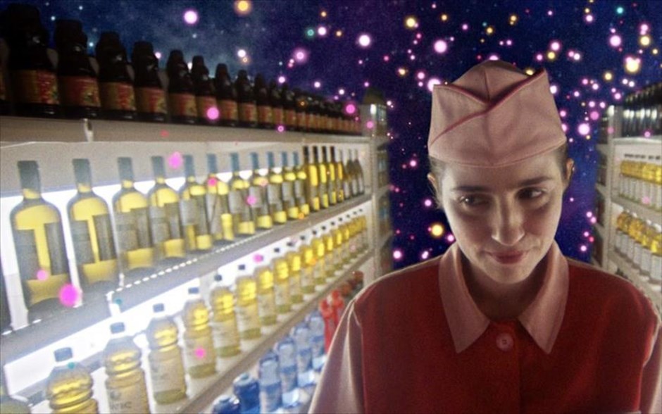 «Cosmic Candy». Στην υπόθεση, η Άννα, μια μοναχική και ιδιόρρυθμη ταμίας σουπερμάρκετ αναγκάζεται να πάρει υπό την προστασία της το δεκάχρονο κορίτσι του διπλανού διαμερίσματος, ύστερα από τη μυστηριώδη εξαφάνιση του πατέρα του.