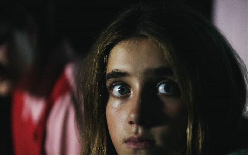 «Cosmic Candy». Στην υπόθεση, η Άννα, μια μοναχική και ιδιόρρυθμη ταμίας σουπερμάρκετ αναγκάζεται να πάρει υπό την προστασία της το δεκάχρονο κορίτσι του διπλανού διαμερίσματος, ύστερα από τη μυστηριώδη εξαφάνιση του πατέρα του.