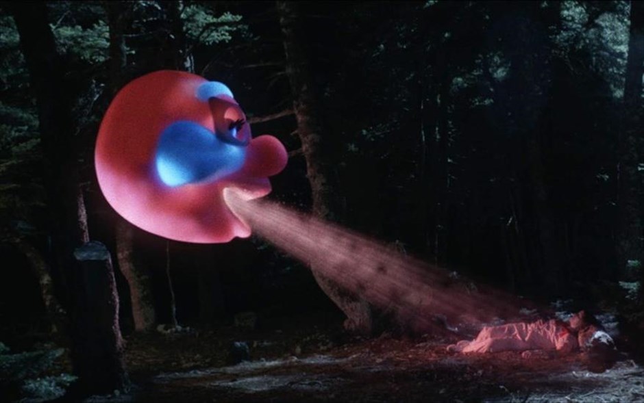«Cosmic Candy». Στην υπόθεση, η Άννα, μια μοναχική και ιδιόρρυθμη ταμίας σουπερμάρκετ αναγκάζεται να πάρει υπό την προστασία της το δεκάχρονο κορίτσι του διπλανού διαμερίσματος, ύστερα από τη μυστηριώδη εξαφάνιση του πατέρα του.