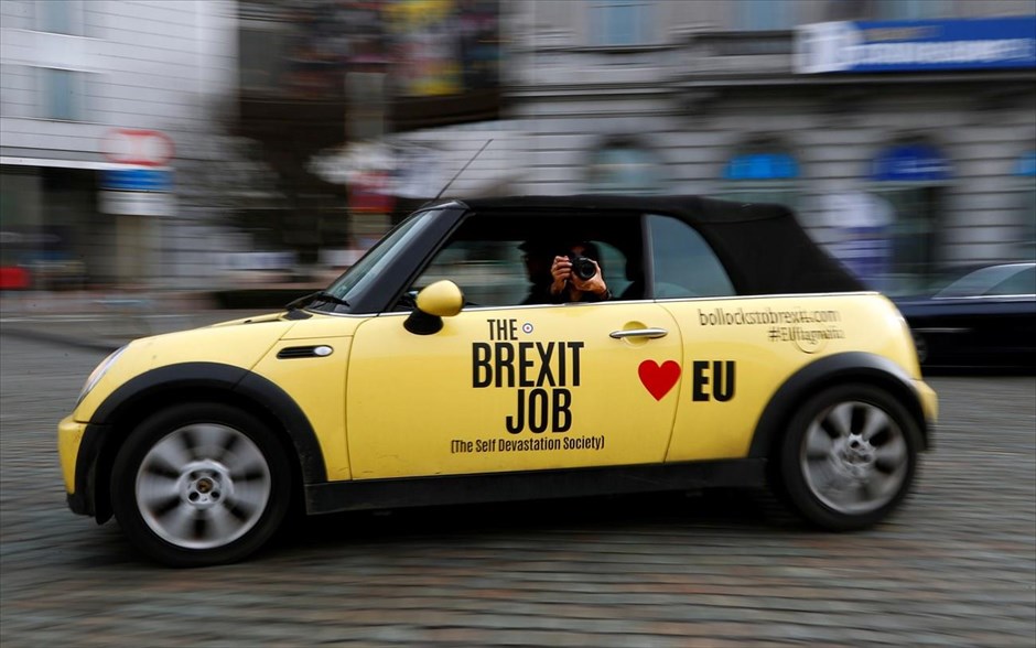 Διαμαρτυρία κατά του Brexit . Διαδηλωτής κατά του&nbsp;Brexit παίρνει μία φωτογραφία εν κινήσει και μέσα από αυτοκίνητο κατά τη διάρκεια διαμαρτυρίας μπροστά από το Ευρωπαϊκό Κοινοβούλιο στις Βρυξέλλες.&nbsp;
