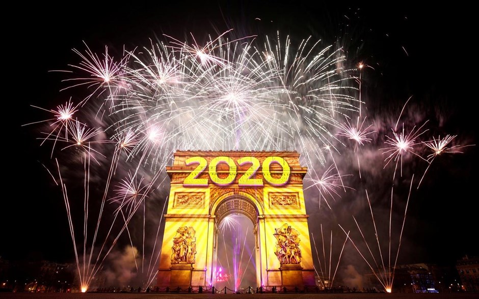 January Best . 1 Ιανουαρίου 2020: Πυροτεχνήματα στη Λεωφόρο των Ηλυσίων Πεδίων, στο Παρίσι. 