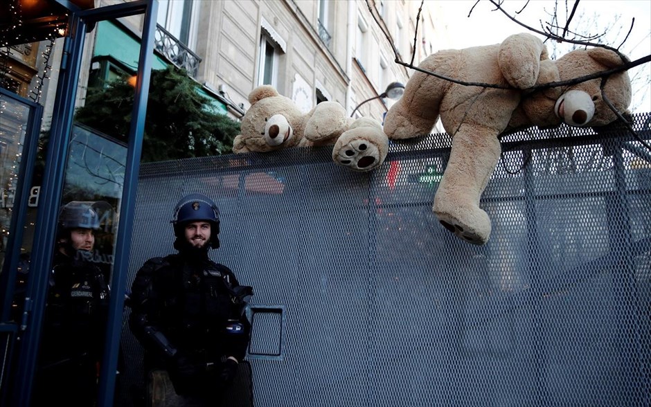 January Best . 16 Ιανουαρίου 2020: Τεράστιοι αρκούδοι διακρίνονται πάνω από τις αστυνομικές δυνάμεις κατά τη διάρκεια διαδήλωσης στο Παρίσι κατά των μεταρρυθμίσεων στο συνταξιοδοτικό. 
