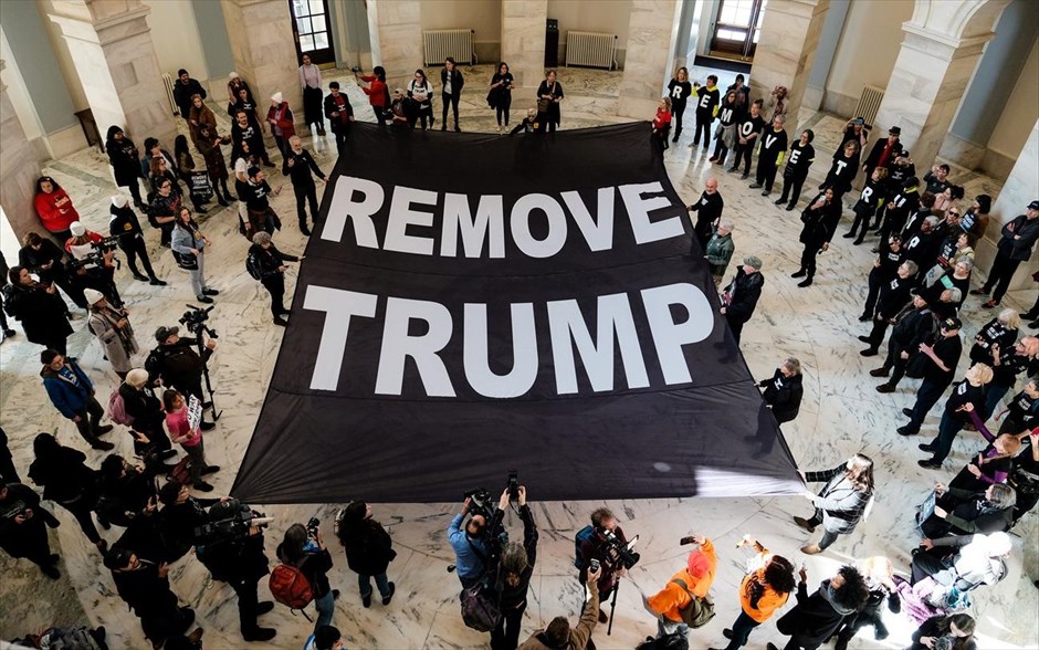 January Best . 16 Ιανουαρίου 2020: Διαδηλωτές στο Κάπιτολ Χιλ, στην Ουάσινγκτον, ζητούν την απομάκρυνση του Αμερικανού προέδρου Ντόναλντ Τραμπ.