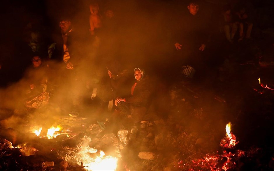 January Best . 16 Ιανουαρίου 2020: Πρόσφυγες από το Αφγανιστάν προσπαθούν να ζεσταθούν σε φωτιά που έχουν ανάψει σε βραχώδη παραλία κοντά στο χωριό Καλό Λιμάνι στη Λέσβο. 