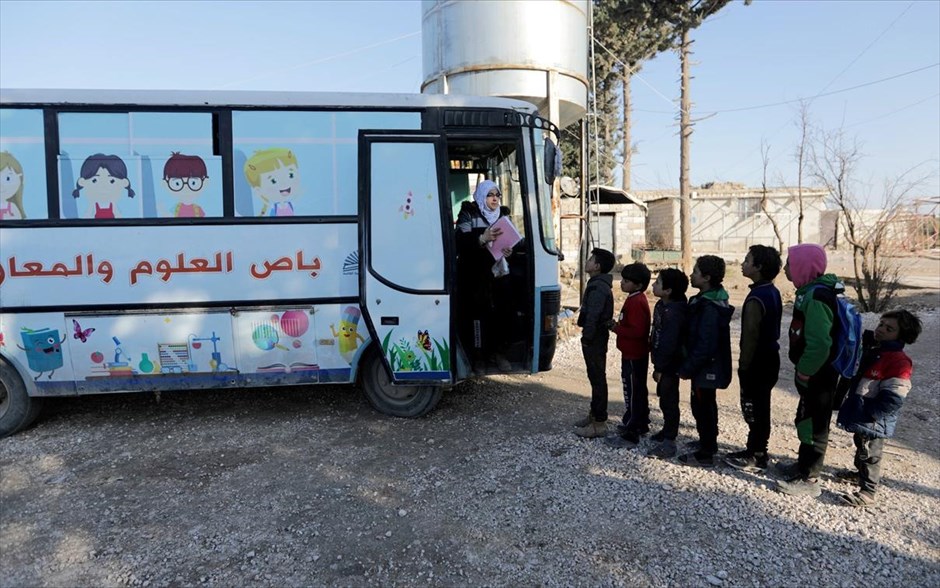 January Best . 14 Ιανουαρίου 2020: Μαθητές περιμένουν στην ουρά για το μάθημά τους μέσα σε λεωφορείο στην πόλη Αλ Μπαμπ (al-Bab) της Συρίας. 