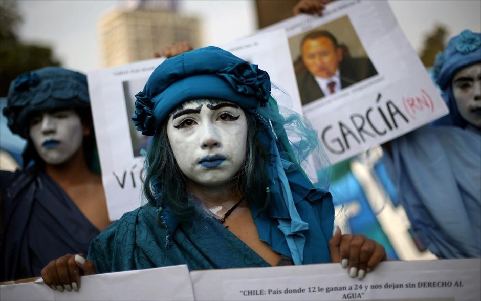 January Best . 17 Ιανουαρίου 2020: Ακτιβίστρια της Greenpeace συμμετέχει σε διαδήλωση για τις πηγές νερού στο Σαντιάγο της Χιλής. 