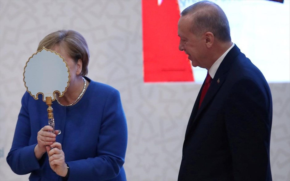 January Best . 24 Ιανουαρίου 2020: Ενθουσιασμένη με το δώρο της η Άγκελα Μέρκελ κατά τη συνάντησή της με τον Ρετζέπ Ταγίπ Ερντογάν στην Κωνσταντινούπολη.  