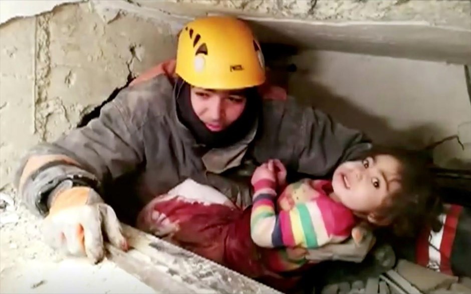 January Best . 25 Ιανουαρίου 2020: Διασώστης εντοπίζει ένα παιδί ζωντανό στα συντρίμμια ενός κτιρίου στην πόλη Έλαζιγ, στην Τουρκία.  