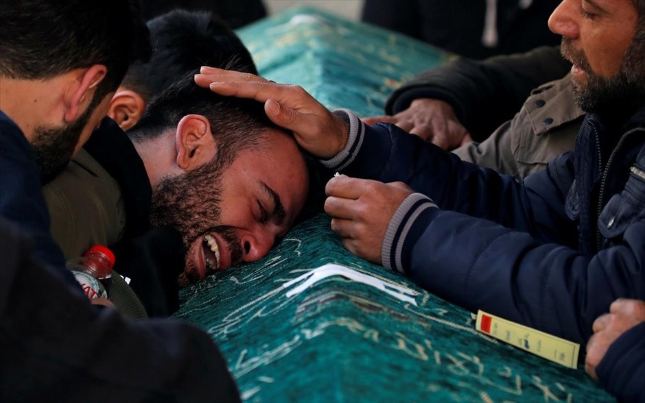 January Best . 26 Ιανουαρίου 2020: Ένας άνδρας θρηνεί κατά τη διάρκεια κηδείας ενός εκ των θυμάτων του σεισμού των 6,8 βαθμών που έπληξε την επαρχία Ελαζίγ της ανατολικής Τουρκίας αφήνοντας πίσω 41 νεκρούς. 