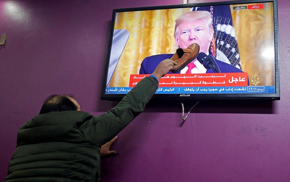 January Best . 28 Ιανουαρίου 2020: Παλαιστίνιος στη Χεβρώνα, της Δυτικής Όχθης, τοποθετεί ένα παπούτσι σε τηλεοπτική οθόνη που μεταδίδει τον Αμερικανό πρόεδρο Ντόναλντ Τραμπ να παρουσιάζει το φιλόδοξο ειρηνευτικό σχέδιό του για τη Μέση Ανατολή. 