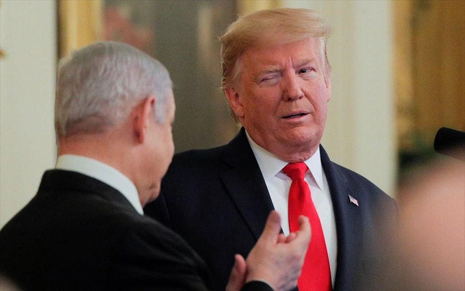January Best . 28 Ιανουαρίου 2020: Ο πρόεδρος των ΗΠΑ Ντόναλντ Τραμπ κλείνει το μάτι στον Ισραηλινό πρωθυπουργό Μπενιαμίν Νετανιάχου κατά την επίσημη παρουσίαση του ειρηνευτικού σχεδίου για τη Μέση Ανατολή στον Λευκό Οίκο. 