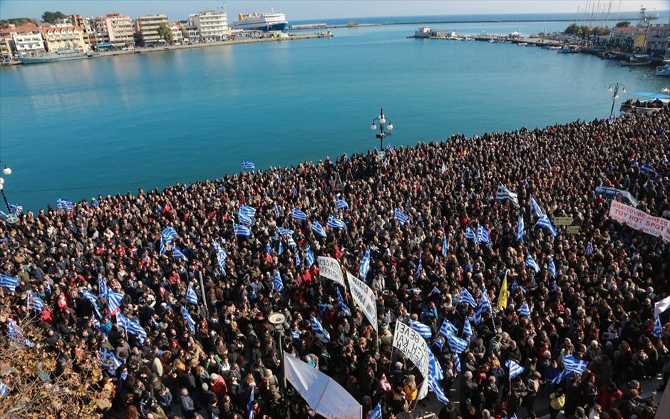 January Best . 22 Ιανουαρίου 2020: Συγκέντυρωση διαμαρτυρίας στην Μυτιλήνη κατά την διάρκεια γενικής απεργίας στη Λέσβ με αίτημα την άμεση και μαζική αποσυμφόρηση των νησιών με μεταφορά των προσφύγων-μεταναστών στην ηπειρωτική χώρα και ισοκατανομή σε δομές φιλοξενίας με ανθρώπινες συνθήκες διαβίωσης. 