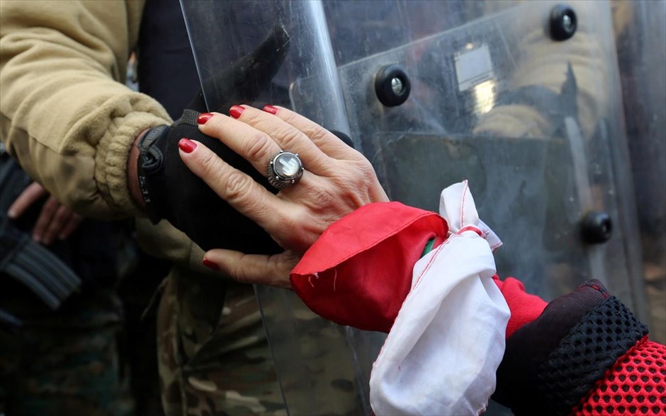 January Best . 27 Ιανουαρίου 2020: Διαδηλώτρια κρατάει από το χέρι στρατιώτη κατά τη διάρκεια διαδήλωσης κατά της πολιτικής ελίτ στη Βηρυτό του Λιβάνου. 