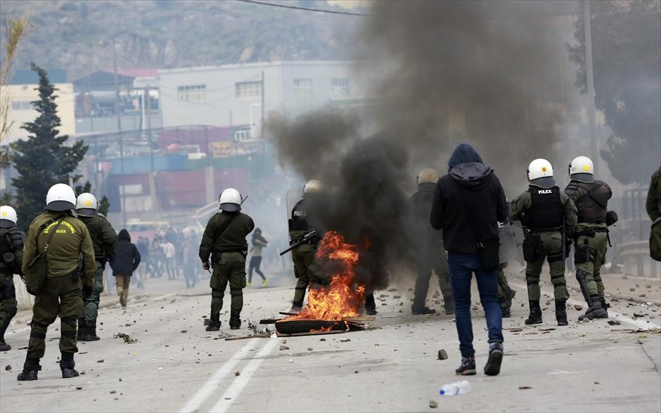Λέσβος: Επεισόδια στην πορεία των αιτούντων άσυλο. Επεισόδια σημειώνονται έξω από τη Μυτιλήνη στη διάρκεια της πορείας&nbsp;που είχαν ξεκινήσει περίπου 2.000 αιτούντες άσυλο&nbsp;από τον καταυλισμό της Μόριας.