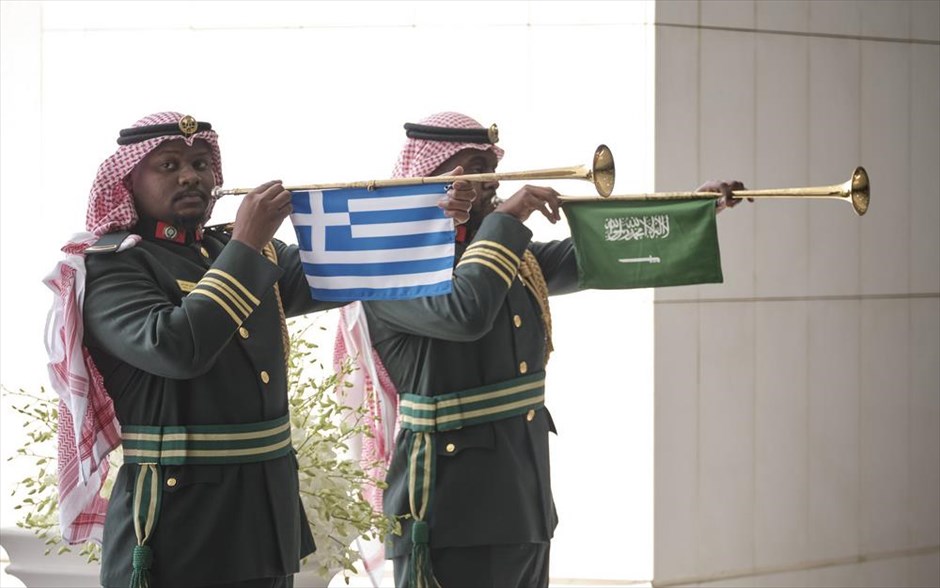Ελληνική αποστολή στη Σαουδική Αραβία. Μέλη της στρατιωτικής μπάντας κατά τη διάρκεια της υποδοχής του πρωθυπουργού Κυριάκου Μητσοτάκη (δεν εικονίζεται)&nbsp; από τον Πρίγκιπα Διάδοχο του Θρόνου της Σαουδικής Αραβίας, και αναπληρωτή πρωθυπουργό του Βασιλείου, Μοχάμεντ μπιν Σαλμάν μπιν Αμπντουλαζίζ Αλ Σαούντ (δεν εικονίζεται), κατά τη διάρκεια της συνάντησής τους στο Ριάντ της Σαουδικής Αραβίας.
