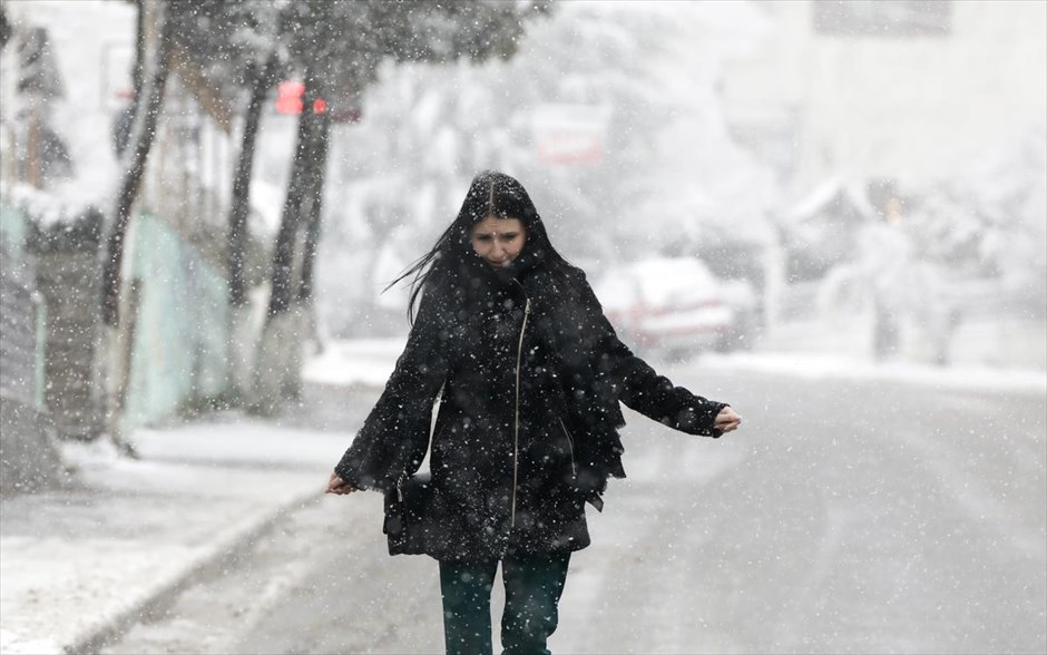 Χιονόπτωση στον Χορτιάτη . Μία κοπέλα απολαμβάνει τη χιονόπτωση στον Χορτιάτη Θεσσαλονίκης. 