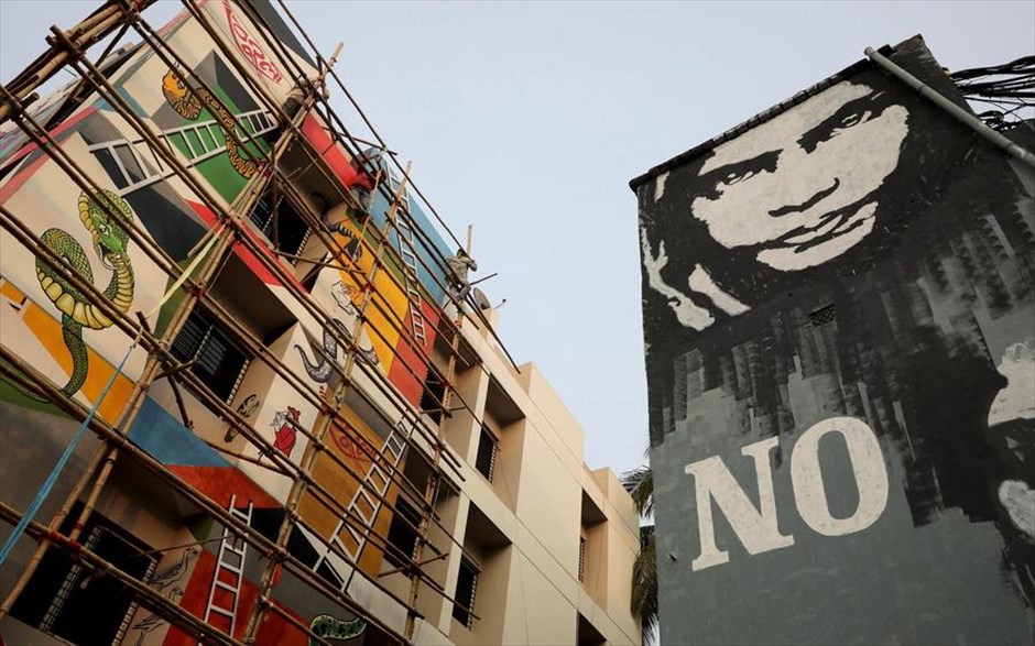 Street art στην Ινδία . Ινδοί καλλιτέχνες δουλέυουν την τοιχογραφία τους σχετικά με την γυναικεία κακοποίηση σε κτίριο της&nbsp;Καλκούτας. Το έργο συμμετέχει στο 3ήμερο «Behala Art Festival».&nbsp;