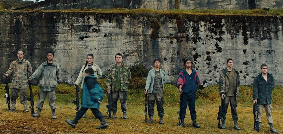 «Οι Monos». Στο ατμοσφαιρικό θρίλερ -με ήρωες έφηβους στρατιώτες στα τροπικά δάση της Κολομβίας- μια ομάδα νεαρών αγοριών και κοριτσιών ζουν σαν αντάρτες σε ένα οροπέδιο στα επιβλητικά βουνά της Κολομβίας και έχουν δύο αποστολές, να φυλούν την Αμερικανίδα όμηρό τους και να διατηρούν στη ζωή μια αγελάδα σημαντική για την επιβίωσή τους.