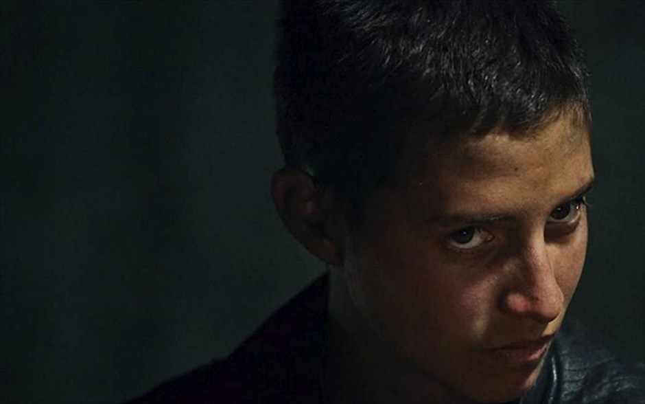 «Οι Monos». Στο ατμοσφαιρικό θρίλερ -με ήρωες έφηβους στρατιώτες στα τροπικά δάση της Κολομβίας- μια ομάδα νεαρών αγοριών και κοριτσιών ζουν σαν αντάρτες σε ένα οροπέδιο στα επιβλητικά βουνά της Κολομβίας και έχουν δύο αποστολές, να φυλούν την Αμερικανίδα όμηρό τους και να διατηρούν στη ζωή μια αγελάδα σημαντική για την επιβίωσή τους.