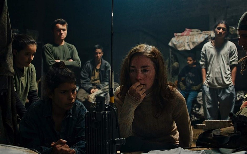 «Οι Monos». Στο ατμοσφαιρικό θρίλερ -με ήρωες έφηβους στρατιώτες στα τροπικά δάση της Κολομβίας- μια ομάδα νεαρών αγοριών και κοριτσιών ζουν σαν αντάρτες σε ένα οροπέδιο στα επιβλητικά βουνά της Κολομβίας και έχουν δύο αποστολές, να φυλούν την Αμερικανίδα όμηρό τους και να διατηρούν στη ζωή μια αγελάδα σημαντική για την επιβίωσή τους.