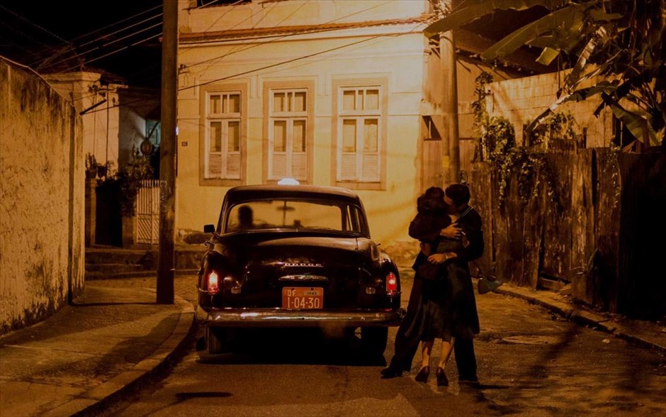 «Η Αόρατη Ζωή της Ευριδίκης Γκουσμάο». Ρεαλιστικό, ευαίσθητο δράμα από τη Βραζιλία, με επικεφαλής του πρωταγωνιστικού επιτελείου του την υποψήφια για Όσκαρ Φερνάντα Μοντενέγκρο (Κεντρικός Σταθμός).