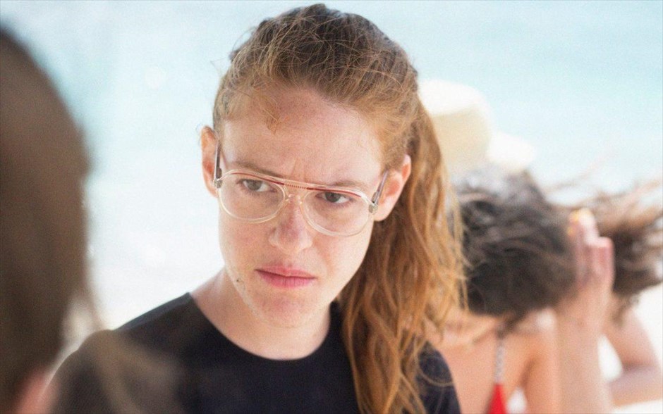 «Winona». Ερημική παραλία, τελευταία μέρα καλοκαιριού. Τέσσερα νεαρά κορίτσια, ο σκύλος τους, τα βιβλία , οι μουσικές τους. Ήλιος, βουτιές, κοριτσίστικη οικειότητα, πειράγματα, εξομολογήσεις, τραγούδια, φωτογραφίες, παιχνίδια με κινηματογραφικά τρίβια, υπέροχη μεσημεριανή βαρεμάρα των διακοπών. Κάτι όμως είναι off. Κάτι ρίχνει τη σκιά του στην ηλιόλουστη ξεγνοιασιά.