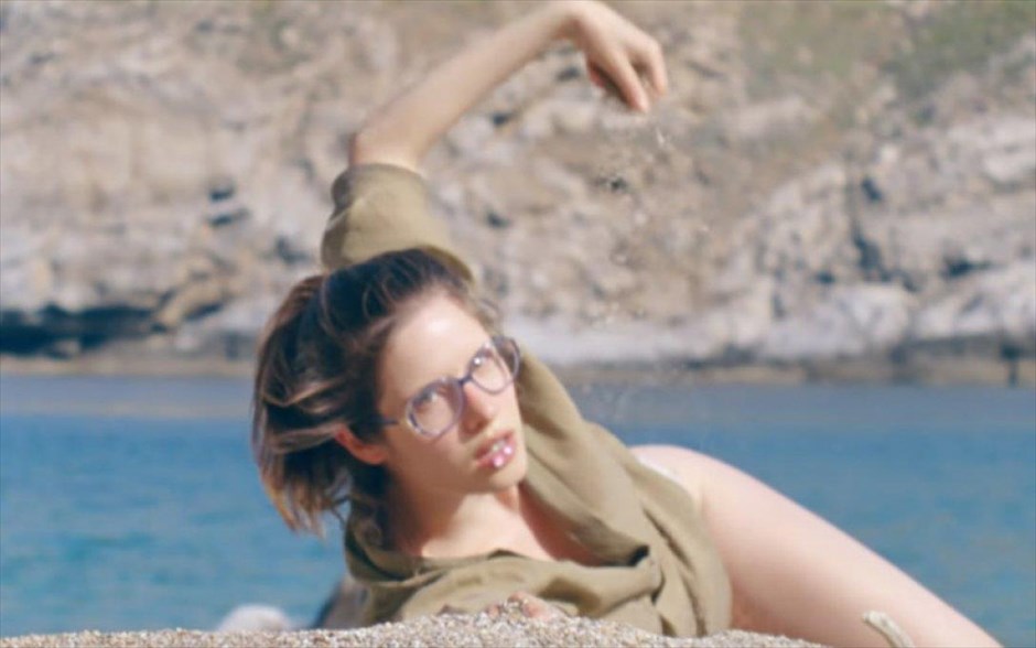 «Winona». Ερημική παραλία, τελευταία μέρα καλοκαιριού. Τέσσερα νεαρά κορίτσια, ο σκύλος τους, τα βιβλία , οι μουσικές τους. Ήλιος, βουτιές, κοριτσίστικη οικειότητα, πειράγματα, εξομολογήσεις, τραγούδια, φωτογραφίες, παιχνίδια με κινηματογραφικά τρίβια, υπέροχη μεσημεριανή βαρεμάρα των διακοπών. Κάτι όμως είναι off. Κάτι ρίχνει τη σκιά του στην ηλιόλουστη ξεγνοιασιά.