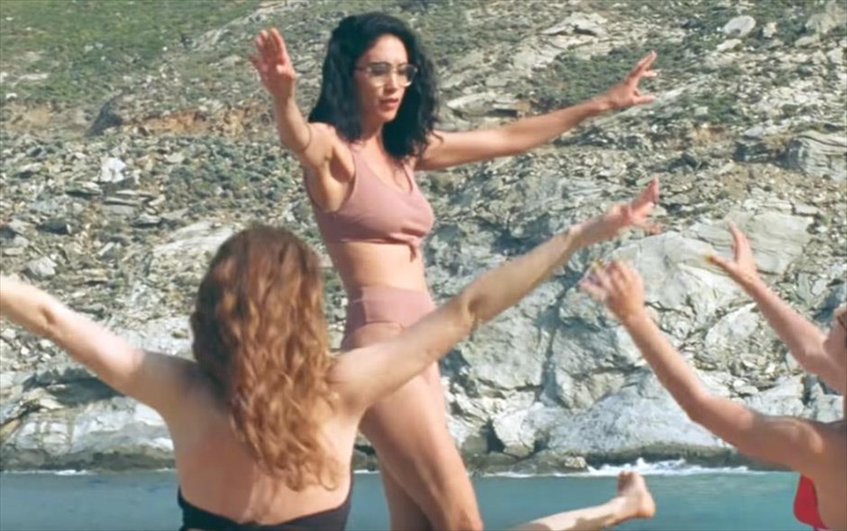 «Winona». Ερημική παραλία, τελευταία μέρα καλοκαιριού. Τέσσερα νεαρά κορίτσια, ο σκύλος τους, τα βιβλία , οι μουσικές τους. Ήλιος, βουτιές, κοριτσίστικη οικειότητα, πειράγματα, εξομολογήσεις, τραγούδια, φωτογραφίες, παιχνίδια με κινηματογραφικά τρίβια, υπέροχη μεσημεριανή βαρεμάρα των διακοπών. Κάτι όμως είναι off. Κάτι ρίχνει τη σκιά του στην ηλιόλουστη ξεγνοιασιά.