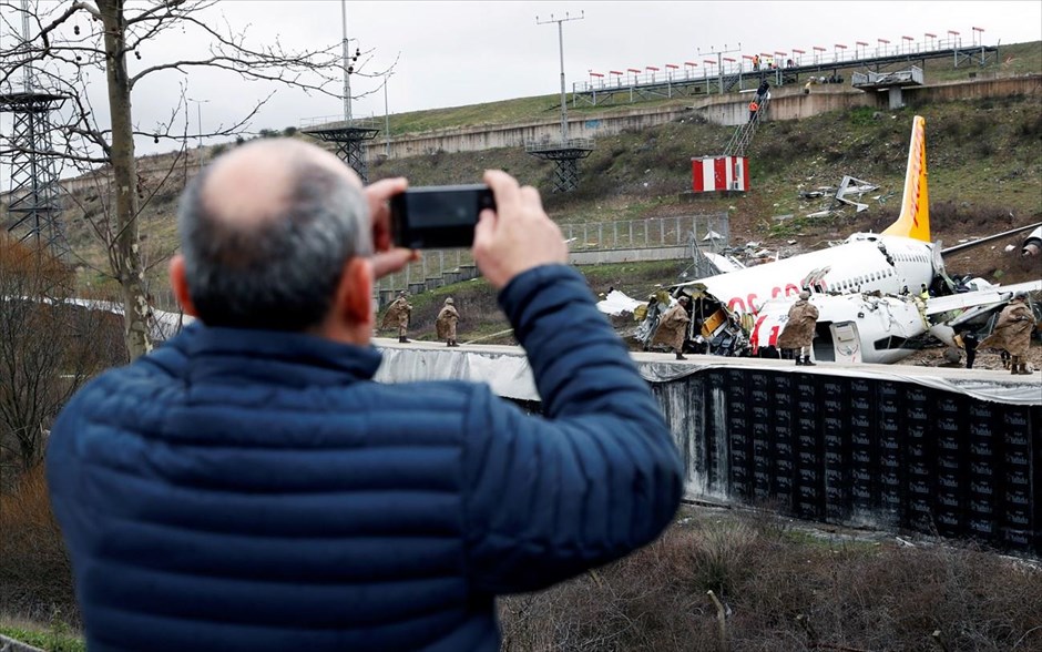 Τρεις οι νεκροί από το αεροπορικό δυστύχημα στην Κωνσταντινούπολη. Ένας άνδρας φωτογραφίζει το&nbsp;αεροσκάφος&nbsp;Boeing 737-86J&nbsp;της ιδιωτικής τουρκικής αεροπορικής εταιρείας χαμηλού κόστους Pegasus το οποίο χθες κόπηκε στα τρία και πήρε φωτιά όταν&nbsp;βγήκε από τον βρεγμένο και ολισθηρό διάδρομο προσγείωσης στο&nbsp;αεροδρόμιο Sabiha Gökçen, στην ασιατική πλευρά της Κωνσταντινούπολης.&nbsp;Tρία άτομα έχασαν τη ζωή τους και 179 ακόμη τραυματίστηκαν.&nbsp;