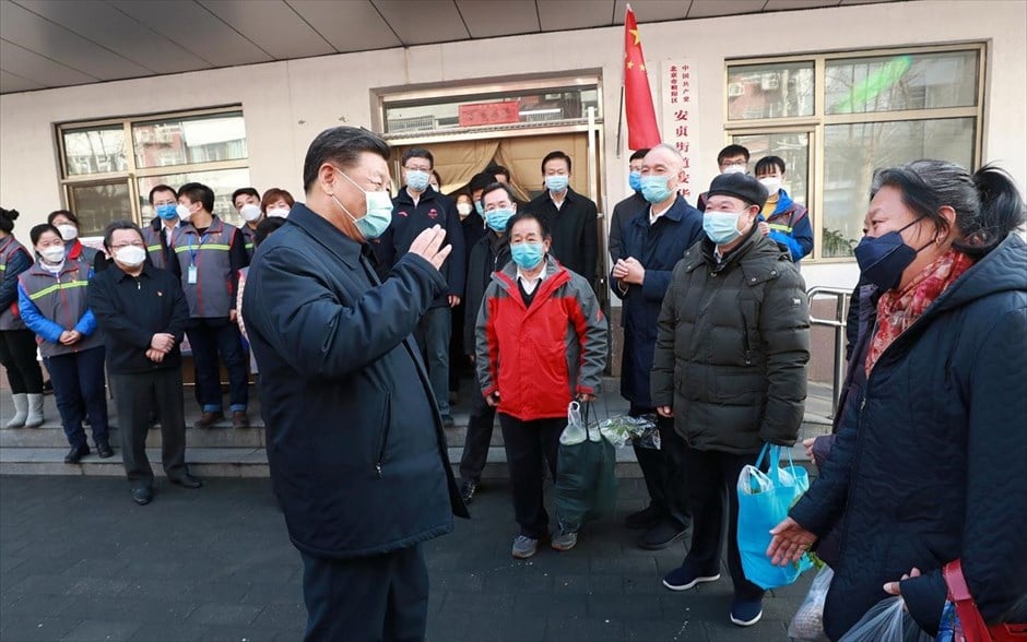 Κοροναϊός-Κίνα-Επιδημία- Σι Τζινπίνγκ. Την πρώτη του δημόσια εμφάνιση φορώντας ιατρική μάσκα έκανε χθες ο πρόεδρος Σι Τζινπίνγκ στο Πεκίνο. Η μεγάλη πλειονότητα των Κινέζων καλύπτουν εδώ και εβδομάδες τα πρόσωπά τους από τον φόβο της νέας ιογενούς πνευμονίας, αλλά ο ισχυρός άνδρας του κινεζικού καθεστώτος είχε μέχρι στιγμής αποφύγει να μιμηθεί τους συμπατριώτες του.