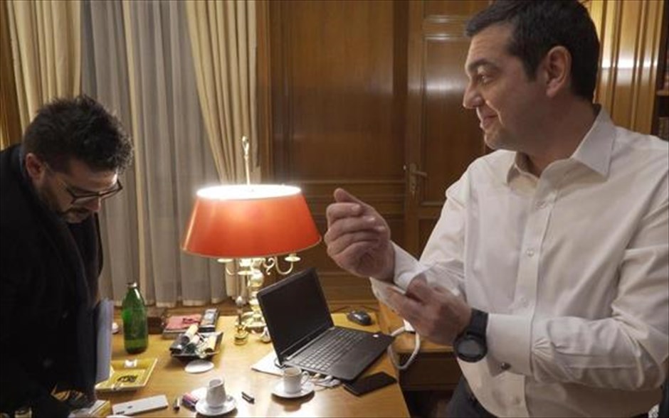 Agora II - Δεσμώτες. Ο Γιώργος Αυγερόπουλος επιστρέφει με ένα ακόμη ντοκιμαντέρ, καταγραφή των γεγονότων της χώρας τα τελευταία πέντε χρόνια, μέσα από τη δική του οπτική.