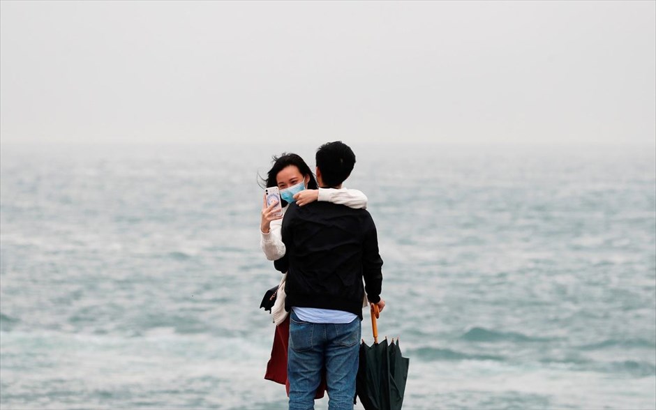Ο έρωτας στα χρόνια του κοροναϊού . Αγκαλιές στο Χονγκ Κονγκ