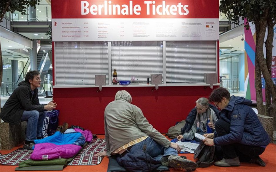 Berlinale: Sleepover για ένα εισιτήριο. Σινεφίλ ξεσπιτώνονται και ετοιμάζονται να κοιμηθούν έξω από τα εκδοτήρια εισιτηρίων για το&nbsp;70ο Διεθνές Φεστιβάλ του Βερολίνου το οποίο&nbsp;ανοίγει τις πύλες του από τις 20 Φεβρουαρίου ως τη 1η Μαρτίου 2020.