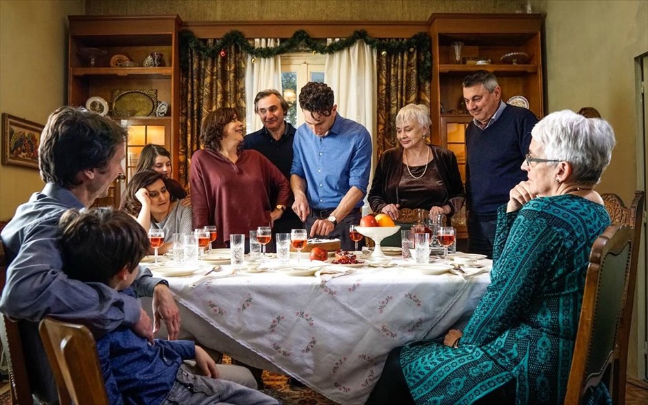 Απόστρατος. Στην ελληνική δραμεντί, με μοντέρνα πολιτική ματιά, ένας γοητευτικός τριαντάρης εργένης βρίσκεται ξαφνικά χωρίς δουλειά, έπειτα από μια αποτυχημένη επιχειρηματική επένδυση. Αναγκάζεται, τότε, να μετακομίσει στο σπίτι του πεθαμένου παππού του, στου Παπάγου.