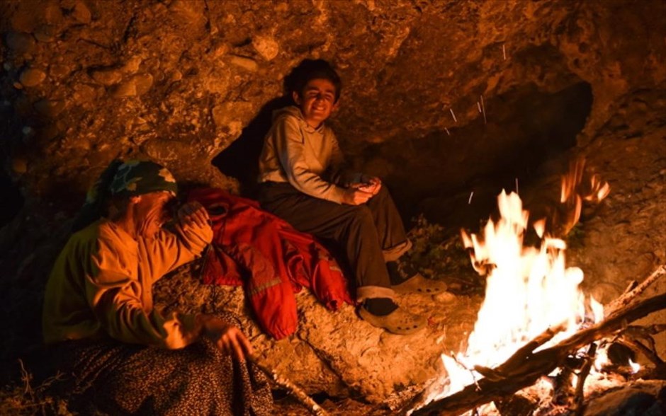  Στη Γη του Άγριου Μελιού. Το συγκινητικό ντοκιμαντέρ των Ταμάρα Κοτέβσκα και Λιούμπομιρ Στεφάνοφ, που βρέθηκε υποψήφιο για Όσκαρ τόσο στην κατηγορία του ντοκιμαντέρ όσο και σε αυτή της καλύτερης διεθνούς ταινίας, ακολουθεί την καθημερινότητα μιας γυναίκας που ζει με την ηλικιωμένη μητέρα της σε ένα εγκαταλελειμμένο χωριό της Βόρειας Μακεδονίας, κι επιβιώνει συλλέγοντας το μέλι από τα ημιάγρια μελίσσια της, παίρνοντας το μισό για εκείνη κι αφήνοντας το άλλο μισό για τις μέλισσες.
&nbsp;