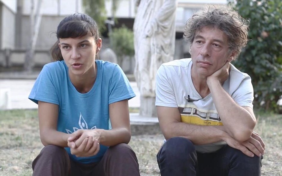  Στη Γη του Άγριου Μελιού. Το συγκινητικό ντοκιμαντέρ των Ταμάρα Κοτέβσκα και Λιούμπομιρ Στεφάνοφ, που βρέθηκε υποψήφιο για Όσκαρ τόσο στην κατηγορία του ντοκιμαντέρ όσο και σε αυτή της καλύτερης διεθνούς ταινίας, ακολουθεί την καθημερινότητα μιας γυναίκας που ζει με την ηλικιωμένη μητέρα της σε ένα εγκαταλελειμμένο χωριό της Βόρειας Μακεδονίας, κι επιβιώνει συλλέγοντας το μέλι από τα ημιάγρια μελίσσια της, παίρνοντας το μισό για εκείνη κι αφήνοντας το άλλο μισό για τις μέλισσες.
&nbsp;