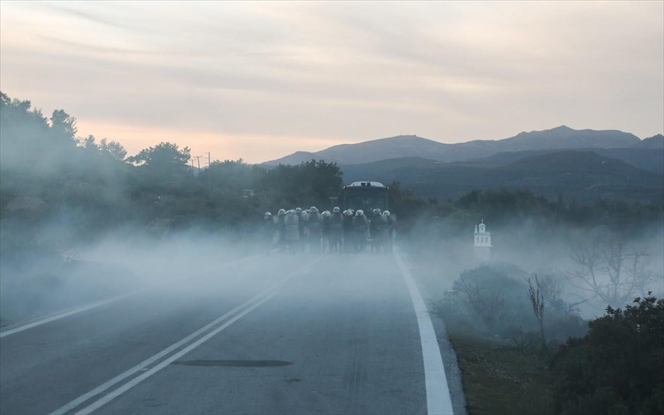 Συγκρούσεις μεταξύ κατοίκων και αστυνομικών - Λέσβος - Καράβα Μανταμάδου. Καράβα