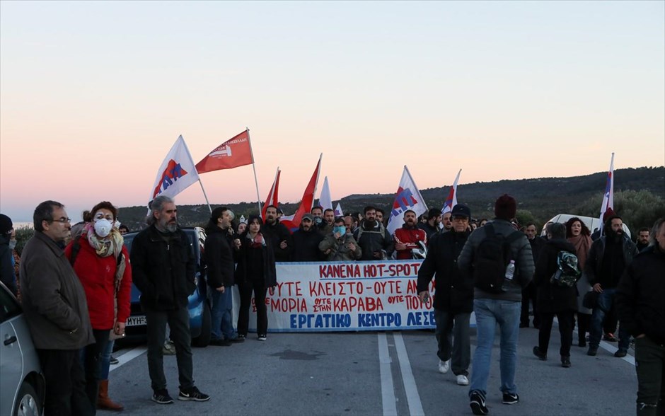 Συγκρούσεις μεταξύ κατοίκων και αστυνομικών - Λέσβος - Καράβα Μανταμάδου. 