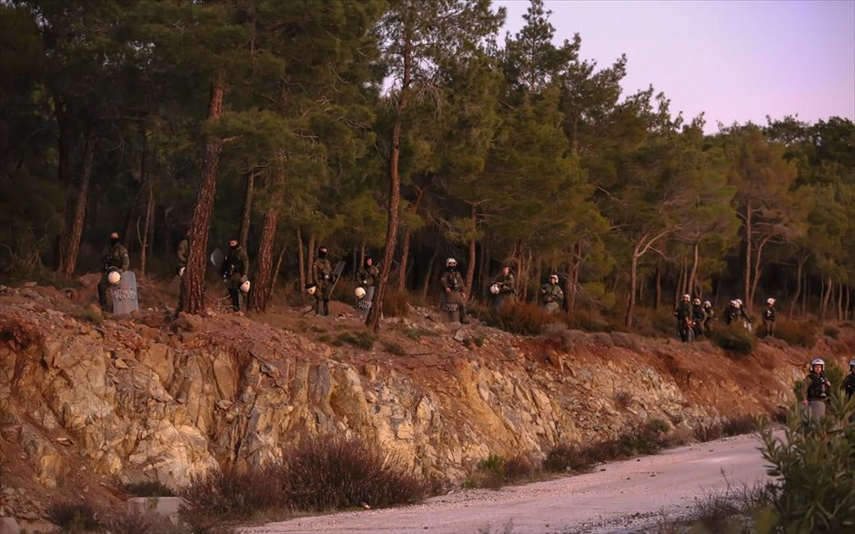 Συγκρούσεις μεταξύ κατοίκων και αστυνομικών - Λέσβος - Καράβα Μανταμάδου. 